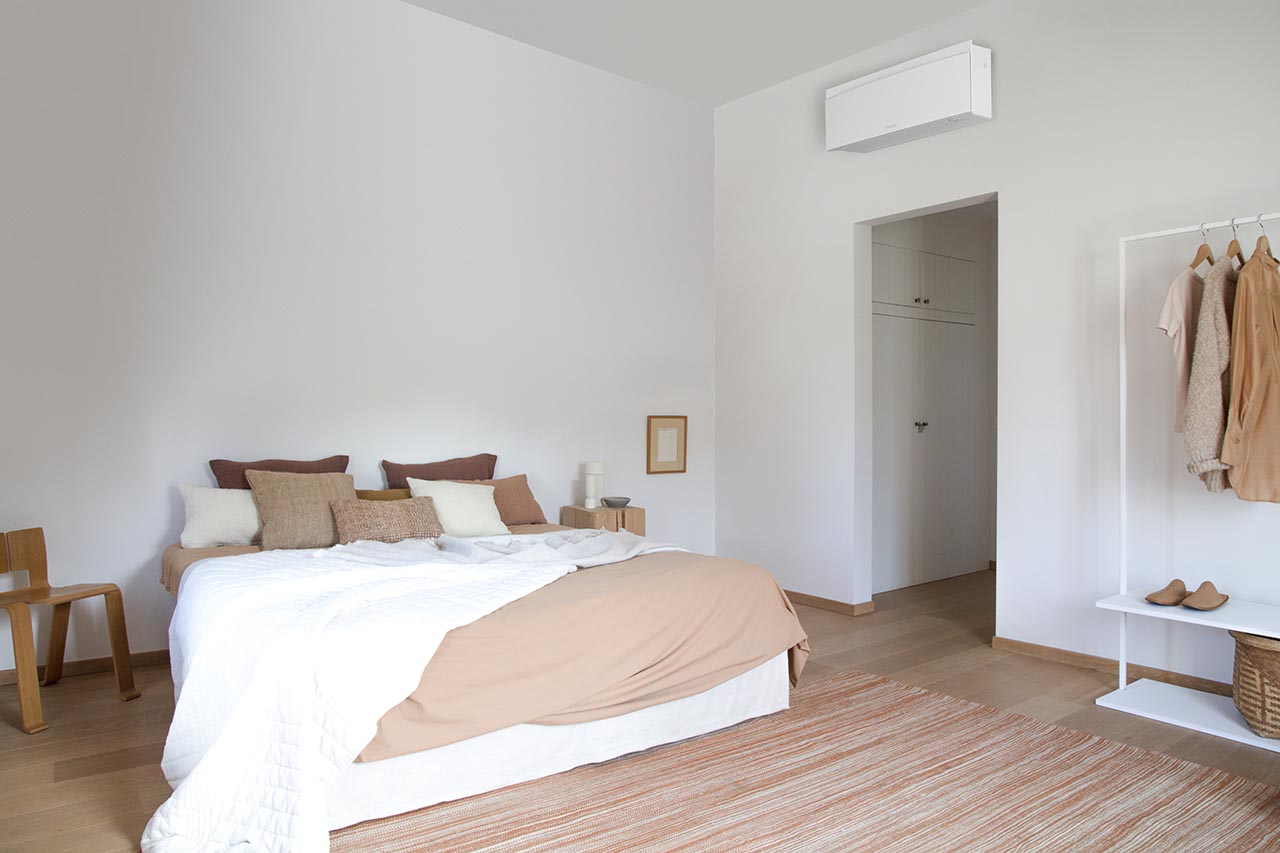 Nástěnná klimatizace Daikin Emura FTXJ25AW+RXJ25A 2,5kW (BLUEVOLUTION) -  matná bílá | ELKAP s.r.o.